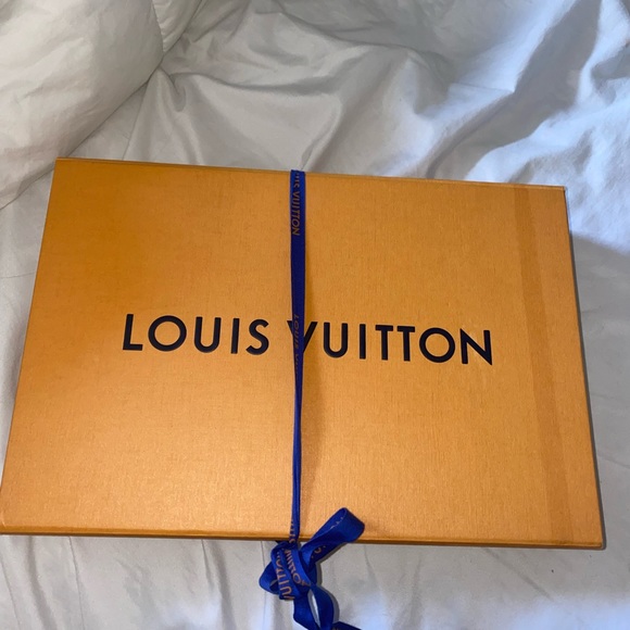 Louis Vuitton leather mylockme chain pochette! - Picture 6 of 6